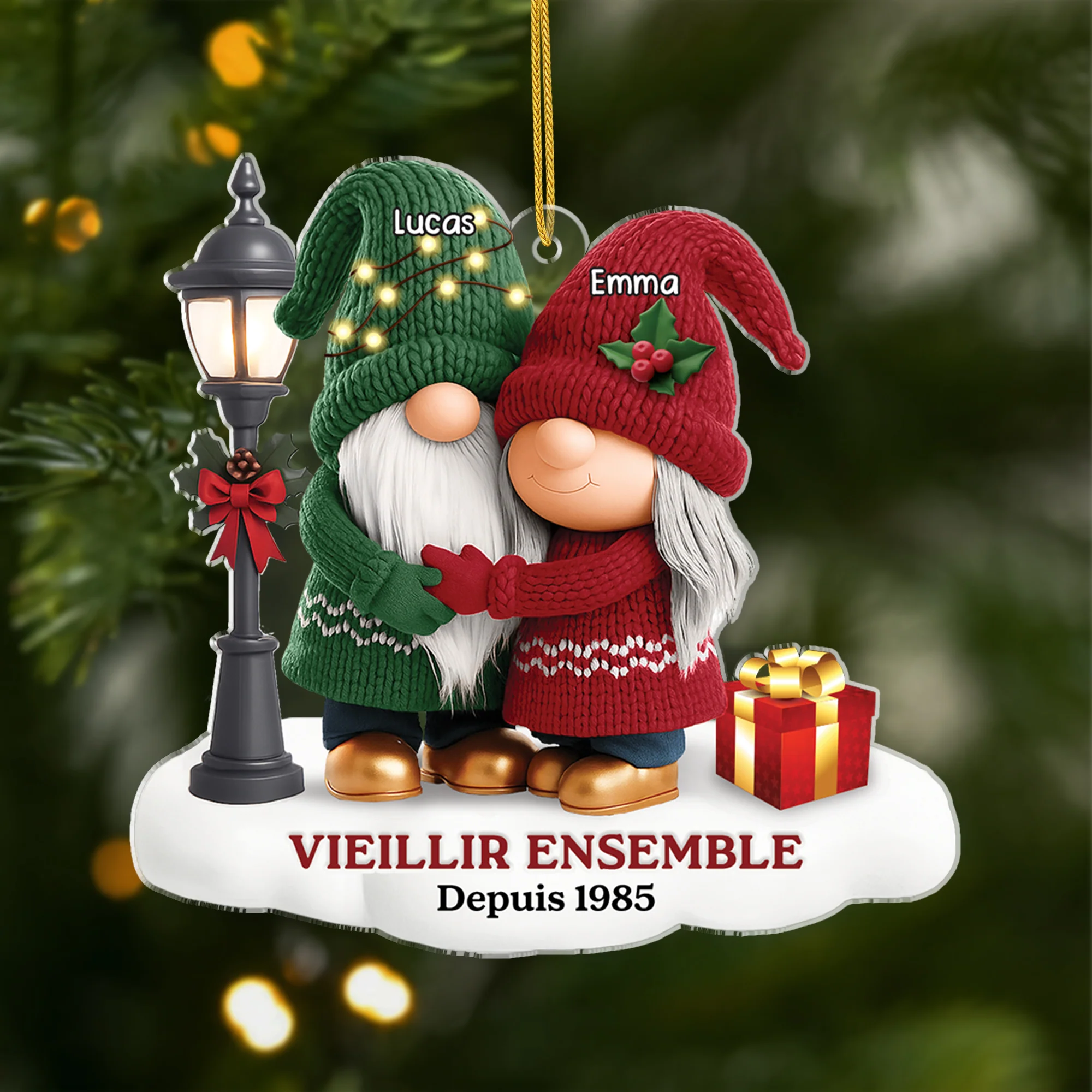 [Effet d'impression 3D] Ornement Acrylique Personnalisé Couple Gnome - Vieillir Ensemble Avec Pull Noël