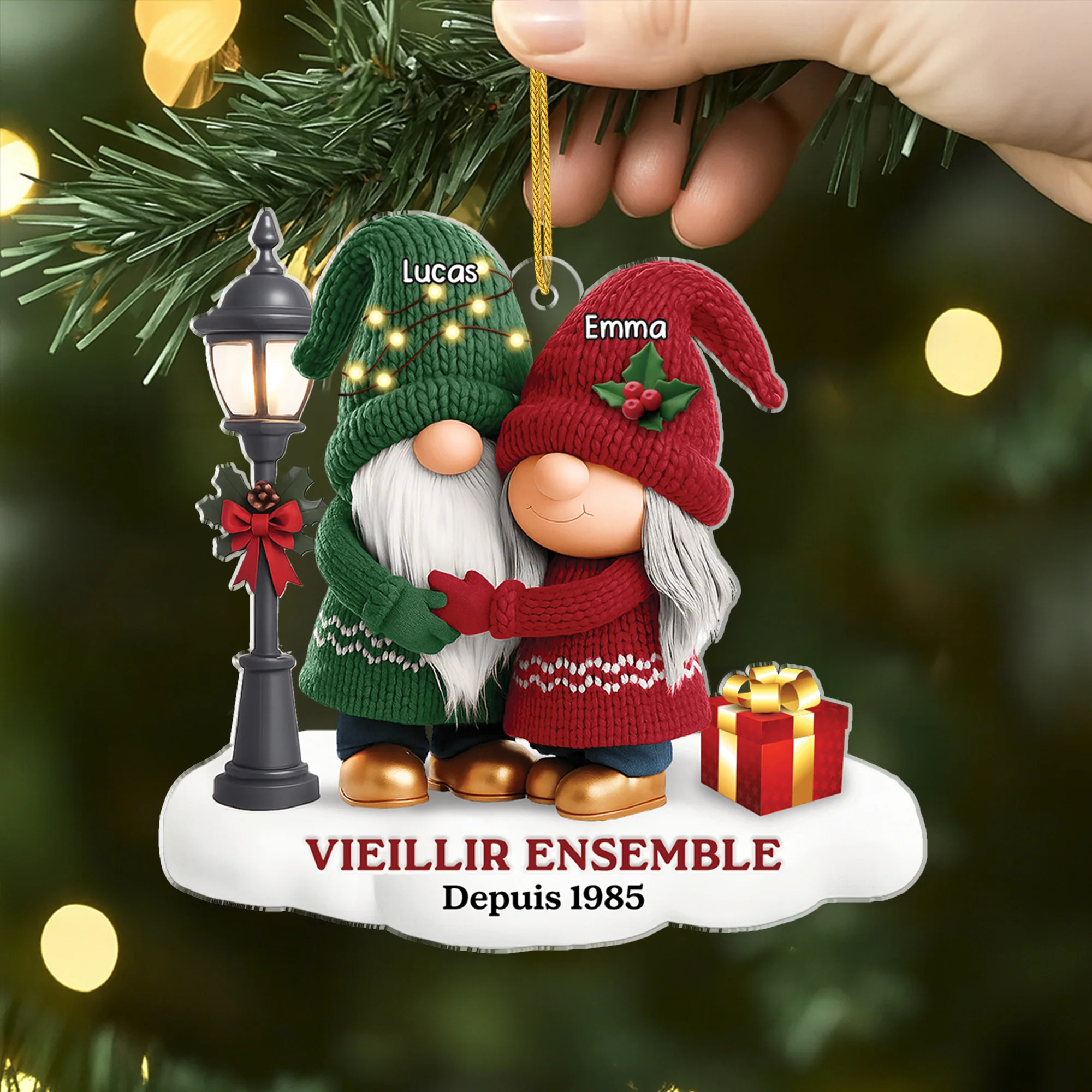 [Effet d'impression 3D] Ornement Acrylique Personnalisé Couple Gnome - Vieillir Ensemble Avec Pull Noël - Image 2