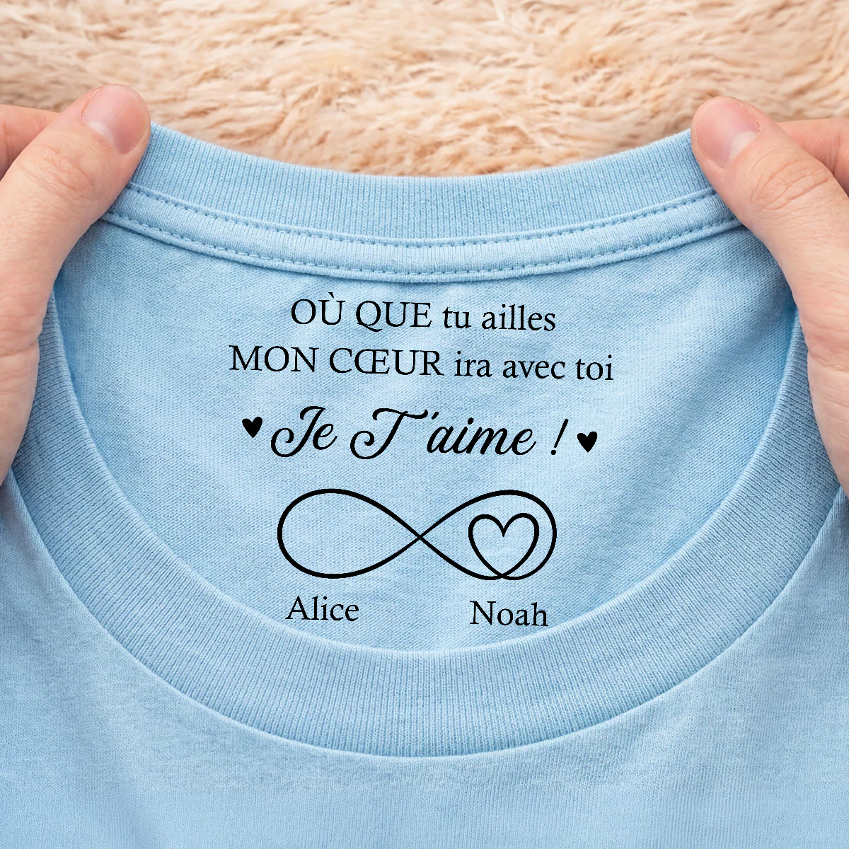 T-shirt Personnalisé Texte À L’intérieur Du Col De Couleur Claire - Cadeau Couple Mon Cœur Ira Avec Toi - Image 2