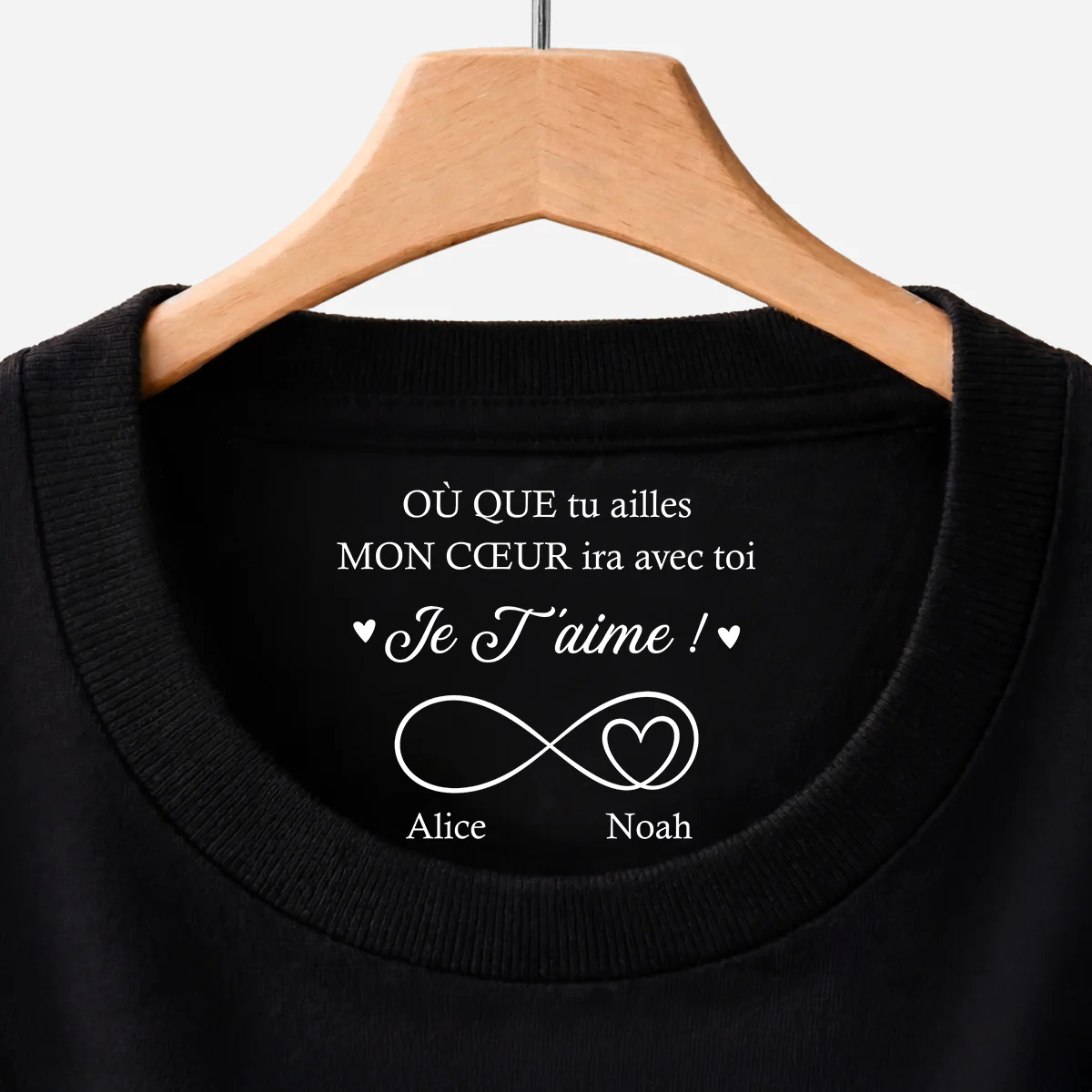 T-shirt Personnalisé Texte À L’intérieur Du Col De Couleur Foncée - Cadeau Couple Mon Cœur Ira Avec Toi