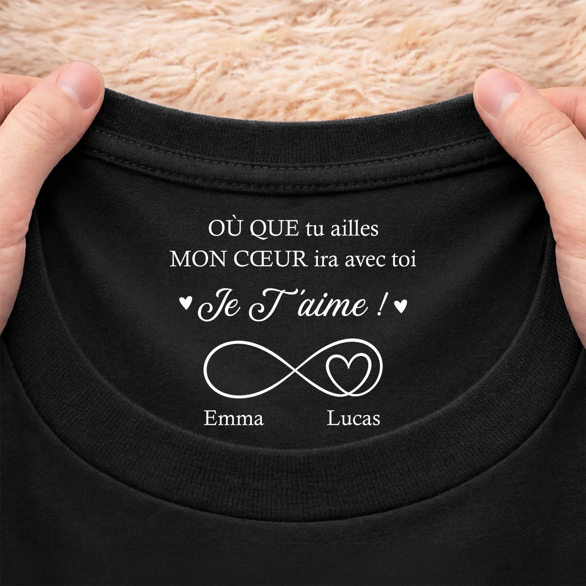 T-shirt Personnalisé Texte À L’intérieur Du Col De Couleur Foncée - Cadeau Couple Mon Cœur Ira Avec Toi - Image 2