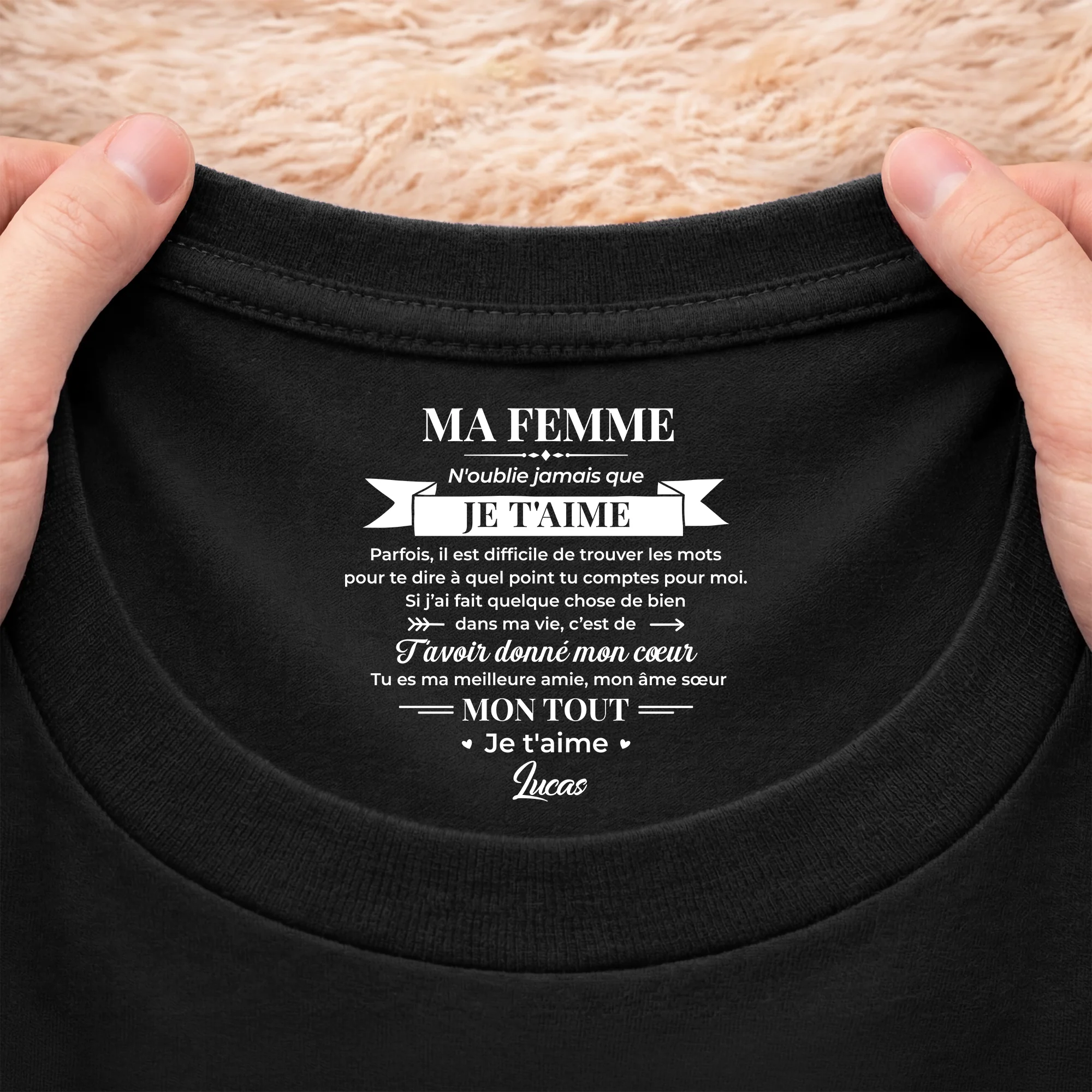 T-shirt Personnalisé Texte À L’intérieur Du Col De Couleur Foncée - Cadeau Couple Mon Mari Mon Âme Sœur - Image 2