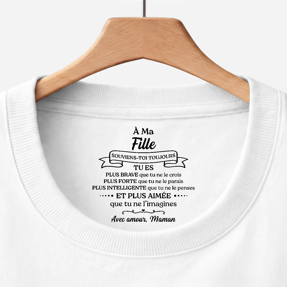 Tee Shirt Personnalisé Blanc Avec Texte À L’intérieur Du Col Femme/Homme - Fille Fils Plus Aimé Que Tu Ne L’imagines