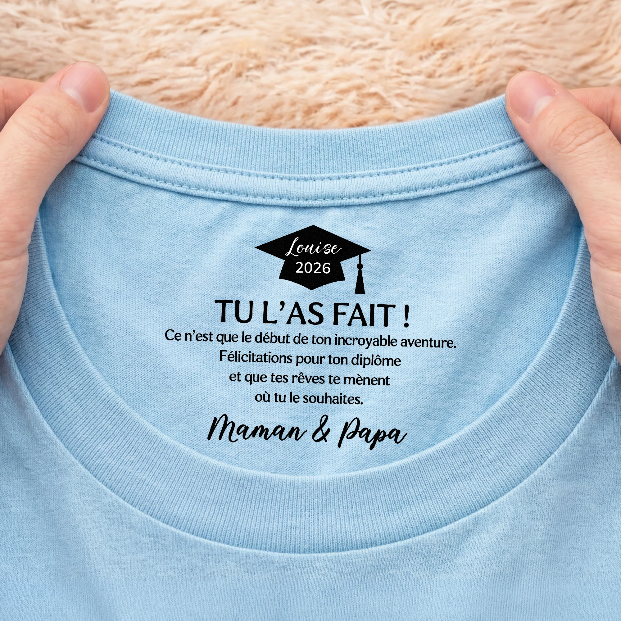 Tee Shirt Personnalisé Femme/Homme Texte À L’intérieur Du Col Blanc - Cadeau Félicitation Pour Ton Diplôme - Image 2